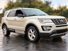 2017 Ford Explorer XLT — photograph 2